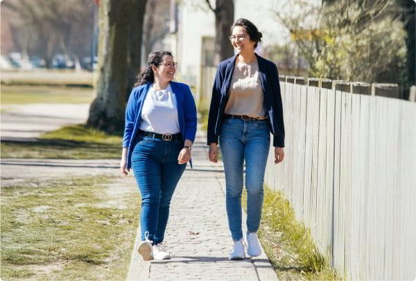 Kia und Ayda in künstlerischer Pose